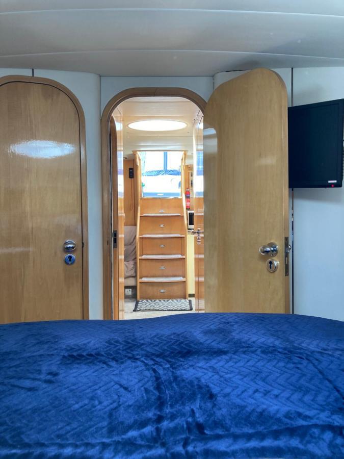 Entire Boat At St Katherine Docks 2 Available Select Using Room Options London Ngoại thất bức ảnh