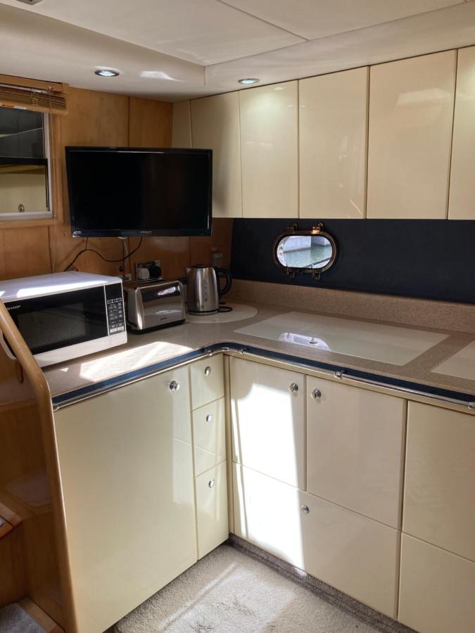 Entire Boat At St Katherine Docks 2 Available Select Using Room Options London Ngoại thất bức ảnh