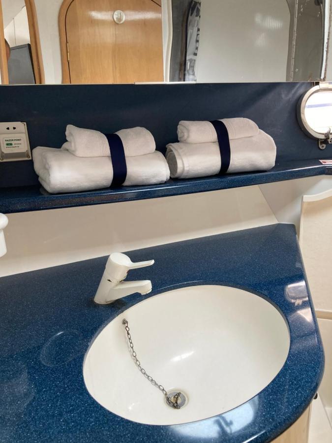 Entire Boat At St Katherine Docks 2 Available Select Using Room Options London Ngoại thất bức ảnh