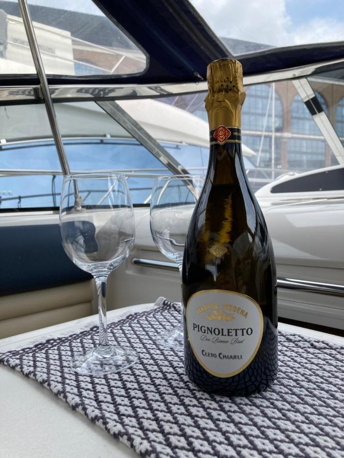 Entire Boat At St Katherine Docks 2 Available Select Using Room Options London Ngoại thất bức ảnh
