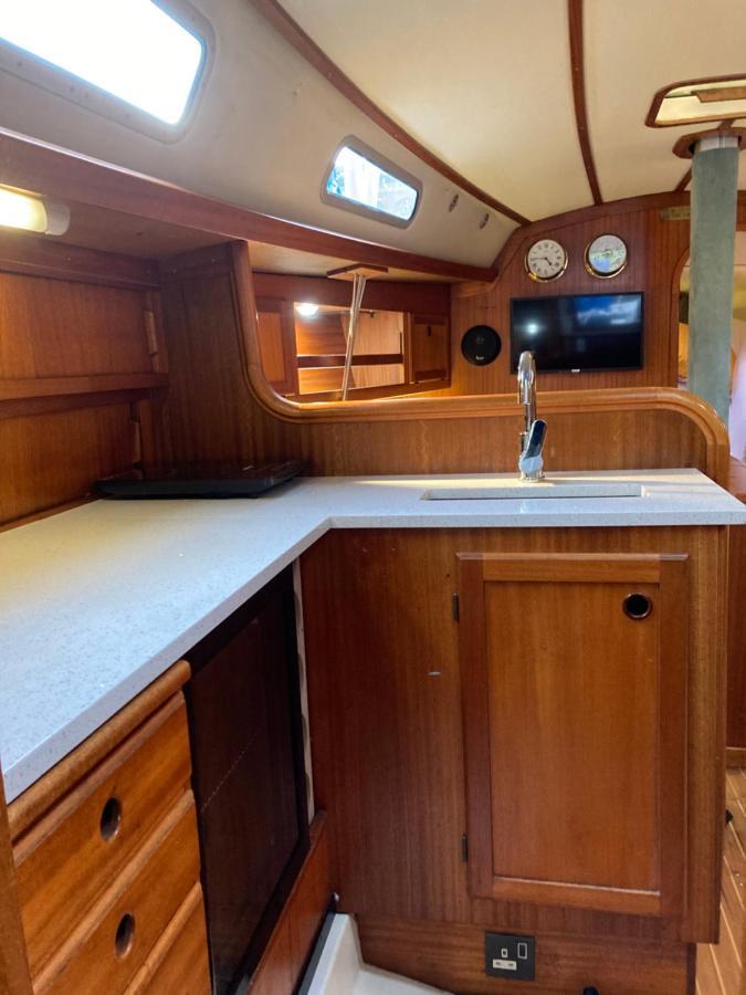 Entire Boat At St Katherine Docks 2 Available Select Using Room Options London Ngoại thất bức ảnh