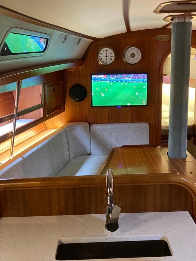Entire Boat At St Katherine Docks 2 Available Select Using Room Options London Ngoại thất bức ảnh